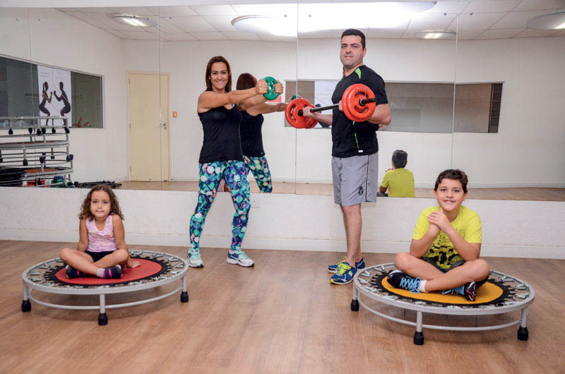 Cira e Edvair com os filhos Eduardo e Maria Heloísa, têm horários de treinos diferentes